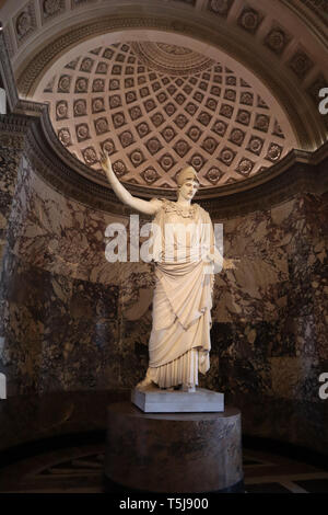 Parigi / Francia - 04 aprile 2019. Statua di Atena di Velletri presso il Museo del Louvre Foto Stock