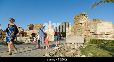 Nessebar, Bulgaria - 20 giugno 2016: le strade della città vecchia di Nessebar è un luogo di pellegrinaggio per centinaia di turisti per visite turistiche. Foto Stock