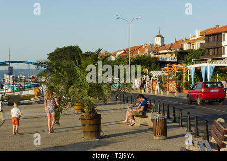 Nessebar, Bulgaria - 20 giugno 2016: le strade della città vecchia di Nessebar è un luogo di pellegrinaggio per centinaia di turisti per visite turistiche. Foto Stock