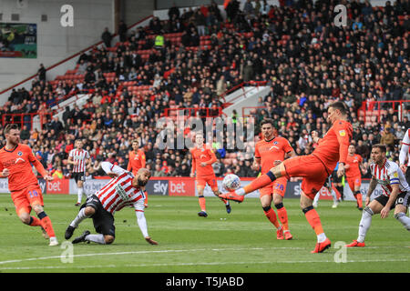 Il 13 aprile 2019 , Bramall Lane, Sheffield, Inghilterra; Sky scommessa campionato, Sheffield Regno vs Millwall ; Jake Cooper (05) del Millwall cancella Credito: Mark Cosgrove/News immagini English Football League immagini sono soggette a licenza DataCo Foto Stock