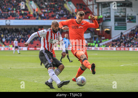 Il 13 aprile 2019 , Bramall Lane, Sheffield, Inghilterra; Sky scommessa campionato, Sheffield Regno vs Millwall ; David McGoldrick (17) di Sheffield Regno germogli su obiettivo Credito: Mark Cosgrove/News immagini English Football League immagini sono soggette a licenza DataCo Foto Stock