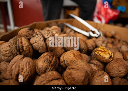 Un primo piano guarda le noci, che sono in vendita presso il locale mercato degli agricoltori o "bazaar" in Ucraina Foto Stock