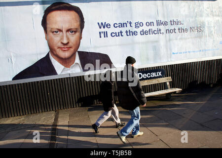 Un incrinato bill board mostra David Cameron's faccia come il lancio di partito progetto di manifesto per il 2010 elezione generale. Luton. 4.1.2010. Foto Stock