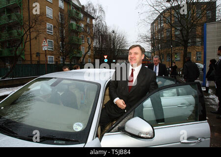 Ed BALLS MP e Vernon Coaker MP visita a Limehouse Centro giovanile nella zona est di Londra. 06.01.2010. Foto Stock