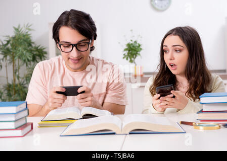 Studenti in preparazione per l'esame insieme a casa Foto Stock