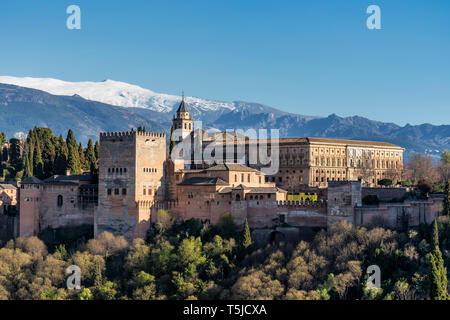 Vista del Palazzo dell'Alhambra di Granada, Spagna in Europa Foto Stock