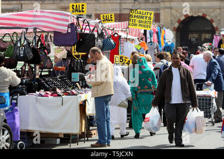 Gli acquirenti di andare attraverso la platea a Barking Town Center Market. Zona est di Londra. Il 24 aprile 2010. Foto Stock
