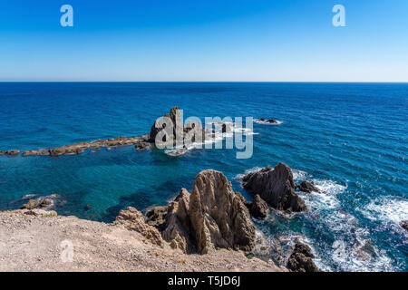 Costa rocciosa di Cabo de Gata Nijar Park, Almeria, Spagna Foto Stock