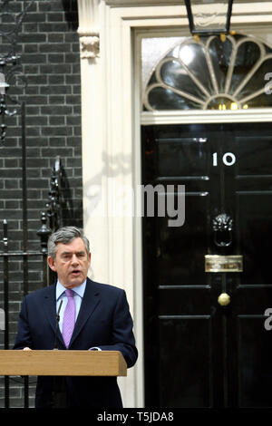 Il primo ministro Gordon Brown parlare alla stampa al di fuori 10 di Downing Street. Londra. 7.5.10 Foto Stock