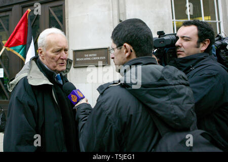 Tony Benn essendo intervista alla BBC.la striscia di Gaza la protesta contro la BBC di rifiuto per la diffusione di una carità appello per la Striscia di Gaza . Londra. 2412009. Foto Stock