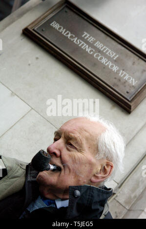 Tony Benn fuori BBC.la striscia di Gaza la protesta contro la BBC di rifiuto per la diffusione di una carità appello per la Striscia di Gaza . Londra. 2412009. Foto Stock