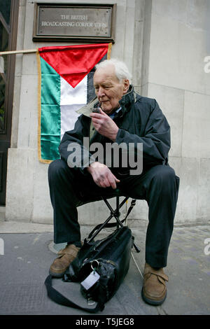 Tony Benn fuori BBC.la striscia di Gaza la protesta contro la BBC di rifiuto per la diffusione di una carità appello per la Striscia di Gaza . Londra. 2412009. Foto Stock