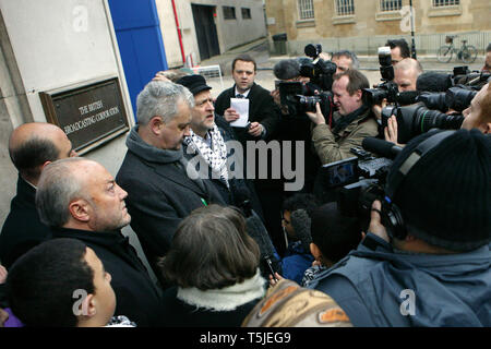 Jeremy Corbyn Andrew Murray al di fuori di BBC.la striscia di Gaza la protesta contro la BBC di rifiuto per la diffusione di una carità appello per Gaza di Londra. 2412009. Foto Stock