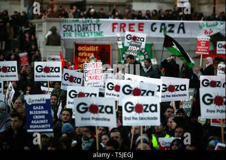 La striscia di Gaza la protesta contro la BBC di rifiuto per la diffusione di un appello per raccogliere fondi per le persone nella striscia di Gaza. Londra. 24.1.2009. Foto Stock