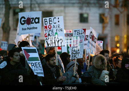 La striscia di Gaza la protesta contro la BBC di rifiuto per la diffusione di un appello per raccogliere fondi per le persone nella striscia di Gaza. Londra. 24.1.2009. Foto Stock