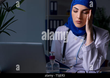 Arab medico donna che lavorano nella Clinica di notte Foto Stock