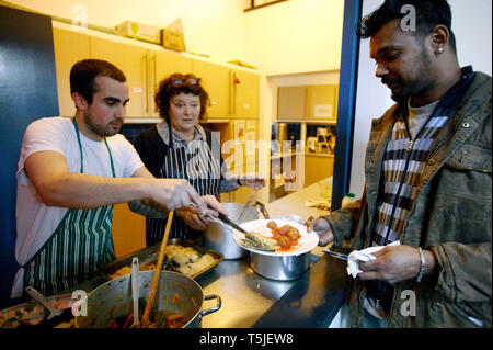 Hackney Centro migranti volontari dando un pasto gratuito per i rifugiati e i richiedenti asilo. Hackney, Londra. 25.3.2009 Foto Stock