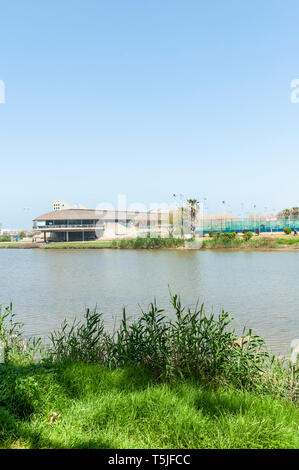 Israele, Tel Aviv-Yafo - 13 Aprile 2019: Daniel centro di canottaggio, chiamato dopo Daniel Amichai Marcus, progettato dagli architetti Plesener Foto Stock