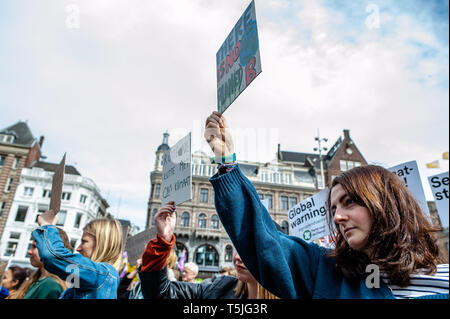 Alcuni studenti sono visti tenendo cartelloni sopra le loro teste mentre si ascolta discorsi durante la protesta. Ispirato dalla scuola mondiale colpisce per il clima, centinaia di persone si sono radunate in Piazza Dam a continuare la lotta per un cambiamento nelle politiche sul clima e di un futuro migliore. Questo sciopero che è stato organizzato da diverse organizzazioni, è stato anche il più grande sciopero degli studenti nei Paesi Bassi. Foto Stock