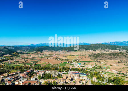 Panoramica dei campi e montagne a Cardona, Catalogna, Spagna Foto Stock