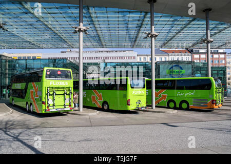 Flixbus autobus intercity a Amburgo Stazione Centrale degli Autobus. Flixbus è una marca che offre autobus intercity service in tutta Europa. Foto Stock