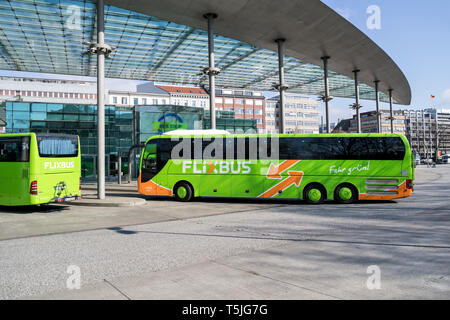 Flixbus autobus intercity a Amburgo Stazione Centrale degli Autobus. Flixbus è una marca che offre autobus intercity service in tutta Europa. Foto Stock