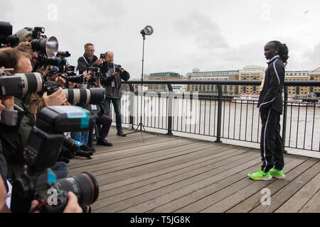 Londra, Regno Unito. Xxv Aprile 2019. Vivian Cheruiyot, il 2018 Londra campione di maratona, indossando le nuove Nike Zoom X Vaporfly prossima% scarpe da corsa durante un pr Foto Stock