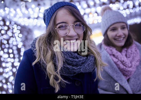 Ritratto di felice giovane donna nella decorazione d'inverno Foto Stock