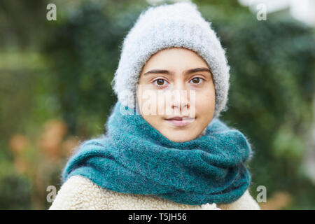 Ritratto di sconfident giovane donna in abiti invernali Foto Stock