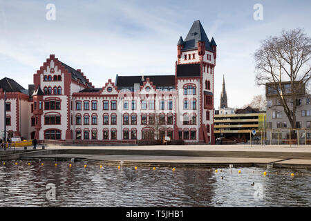 Germania, Dortmund - Hoerde Castello con il lago di Phoenix in primo piano Foto Stock