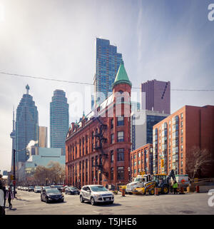 Una vista dell'edificio Gooderham (Flatiron Building) con il quartiere finanziario in background. Toronto, Ontario, Canada. Foto Stock