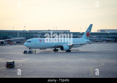 Un Air Canada Boeing 767-300ER (763) sull'asfalto all'Aeroporto Internazionale Pearson di Toronto (YYZ) a Toronto, Ontario, Canada. Foto Stock