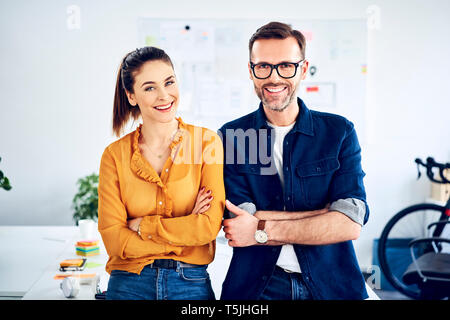 Ritratto di colleghi sorridente in ufficio Foto Stock