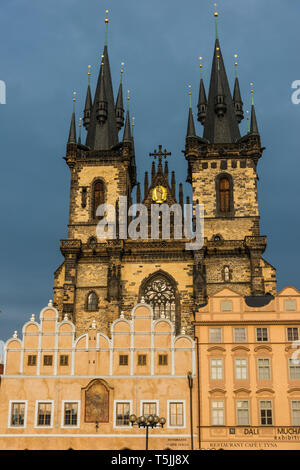 Repubblica Ceca, Praga, la piazza della città vecchia, la chiesa di Santa Maria di Týn Foto Stock