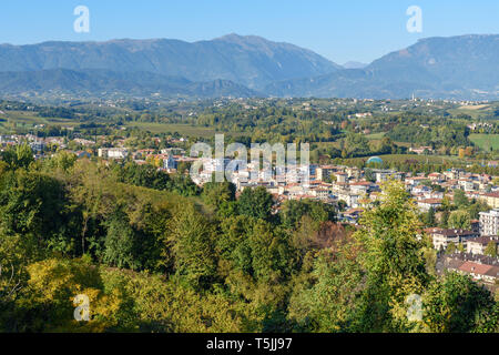Vista della città di Conegliano dal castello nella giornata di sole. Italia Foto Stock