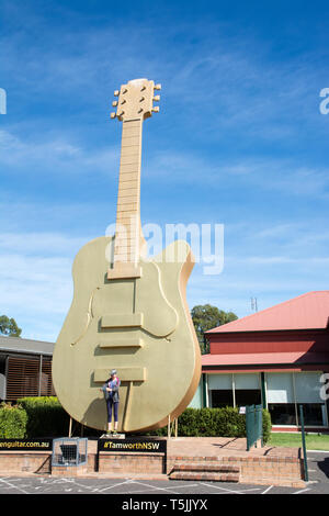 Giovane ragazza tenendo un Selfie davanti al grande Golden chitarra in Tamworth NSW Australia. Foto Stock