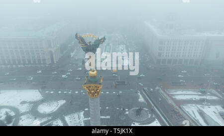 Statua di Berehynia sulla sommità del monumento di indipendenza a Kiev, Ucraina Foto Stock