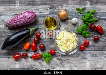 Vari ingredienti per la melanzana-pizza, low carb Foto Stock