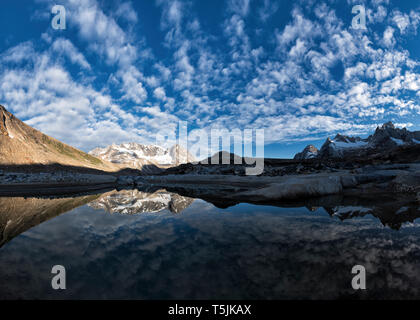 La Groenlandia, Sermersooq, Kulusuk, Schweizerland Alpi, montagne che si riflettono in acqua Foto Stock