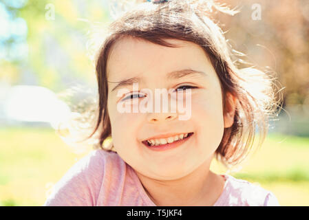 Momenti felici. viso e trattamenti viso. allergia ai fiori. Estate moda ragazza. Infanzia felice. Primavera. previsioni meteo. Un bambino piccolo. Bellezze naturali Foto Stock