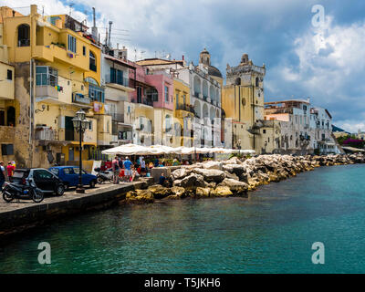 L'Italia, Campania, Ischia, Forio, città vecchia a porto Foto Stock