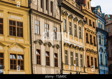 Repubblica Ceca, Praga case sulla piazza della città vecchia Foto Stock
