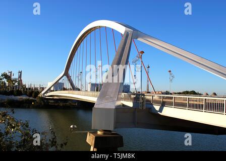 Vista del ponte Barqueta (Puente de la Barqueta) sul fiume Guadalquivir, Siviglia, provincia di Siviglia, in Andalusia, Spagna. Foto Stock