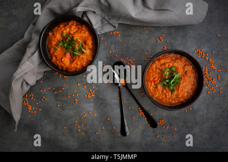 Rosso, zuppa di lenticchie con coriandolo Foto Stock