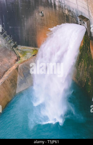 Grandi volumi di acqua che cade dal dam gates Foto Stock