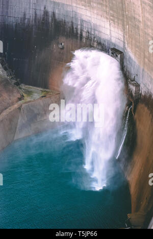 Grandi volumi di acqua che cade dal dam gates Foto Stock