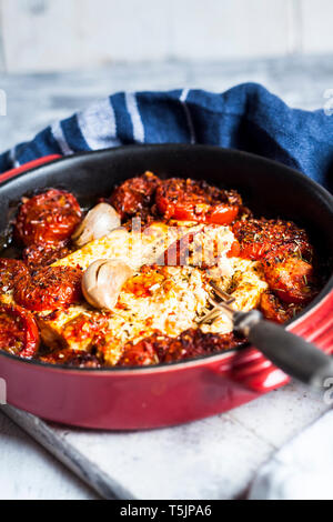 Grigliata di formaggio feta al pomodoro e aglio Foto Stock