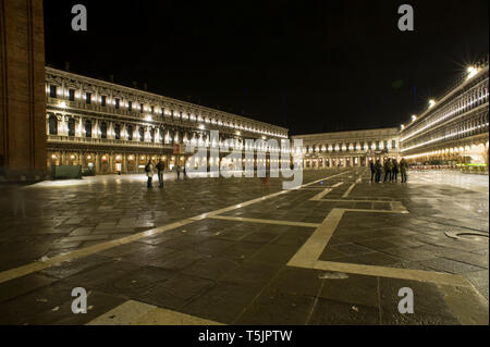 La famosa Piazza San Marco a Venezia shot di notte Foto Stock