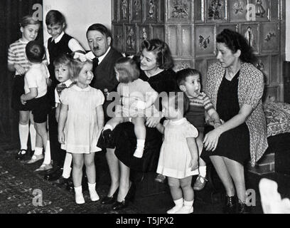 Eva Braun Collection (osam) - Didascalia originale: Bormanns und Speers - Kinder wünschen ein Gutes 1940 / Bormann e Speer - Bambini auguro un felice 1940 - Adolf Hitler con il gruppo di bambini Foto Stock