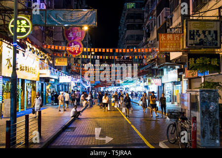 Hong Kong - Agosto 7, 2018: il Mercato Notturno di Temple Street in Hong Kong con molti negozi e ai visitatori di notte Foto Stock